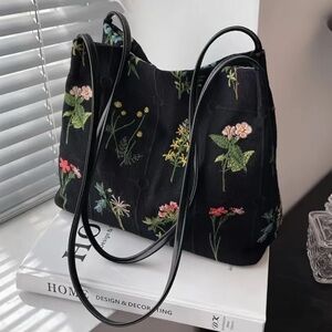 Chic Black Floral Embroidered Shoulder Bag